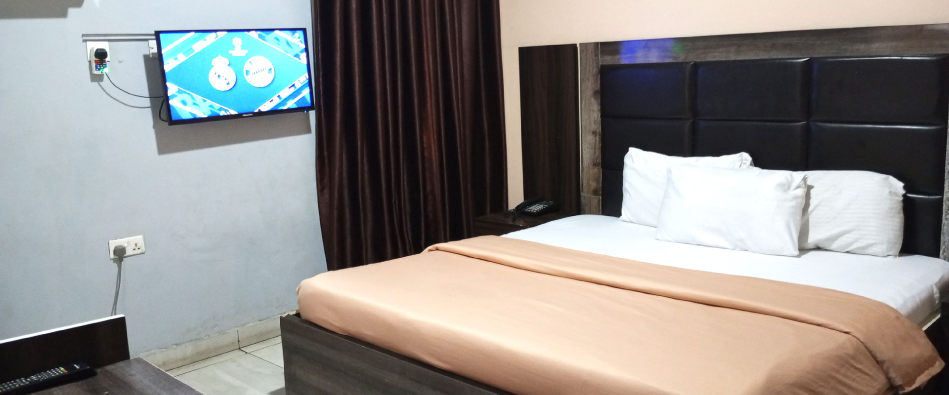 Gold Room. A warm welcome with a senatorial treat